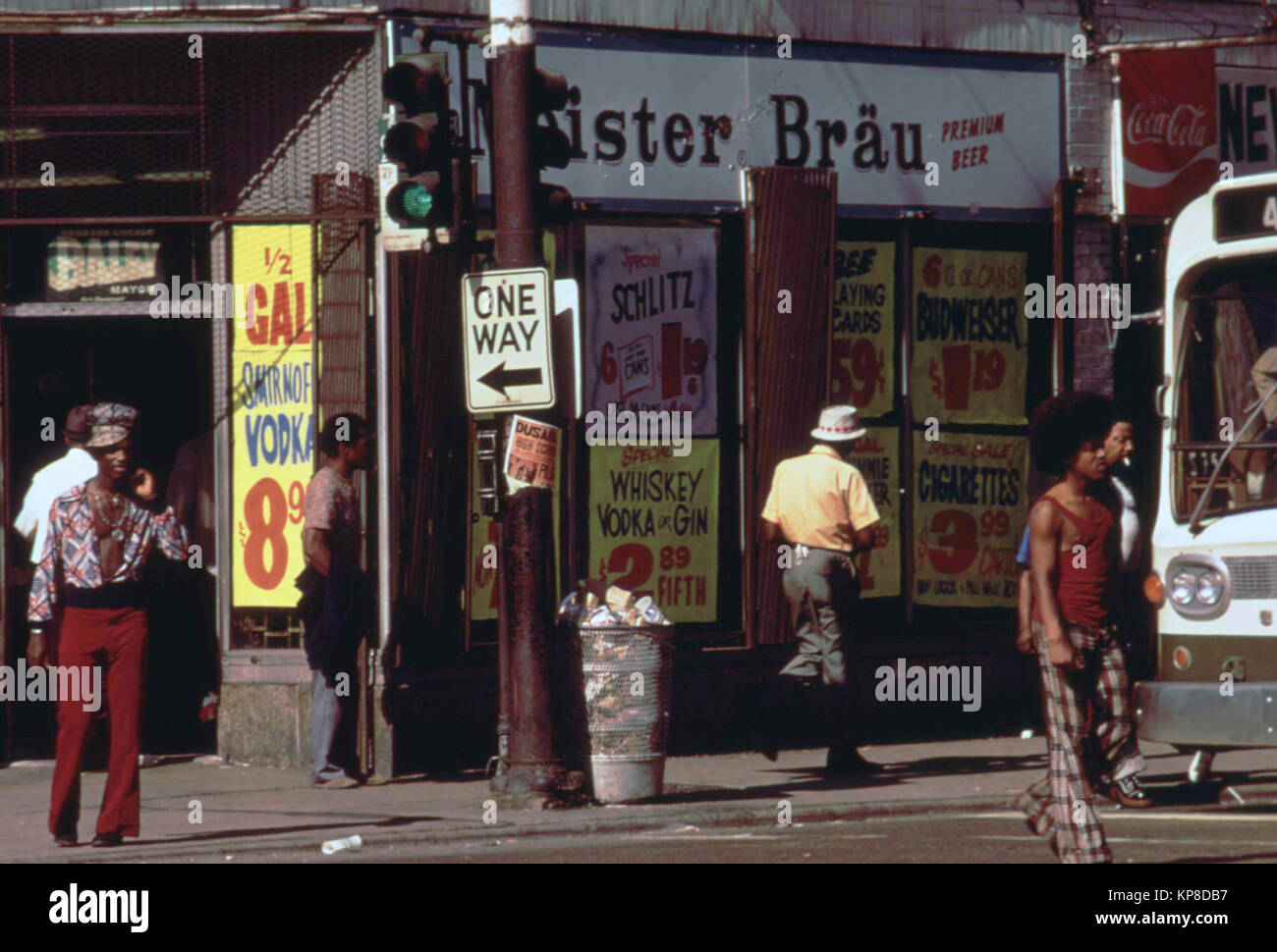 Street Scene On 47th Street In South Side Chicago, A Busy Area Where Many Small Black Businesses Are Located. Men in 1970s era fashions can be seen crossing the street. Stock Photo