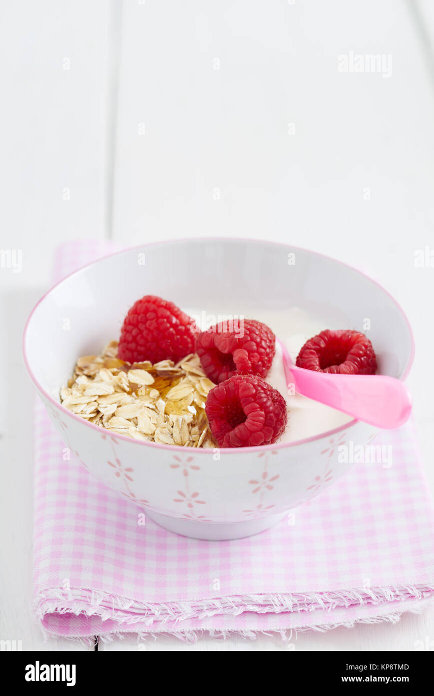 breakfast cereal with raspberries Stock Photo Alamy