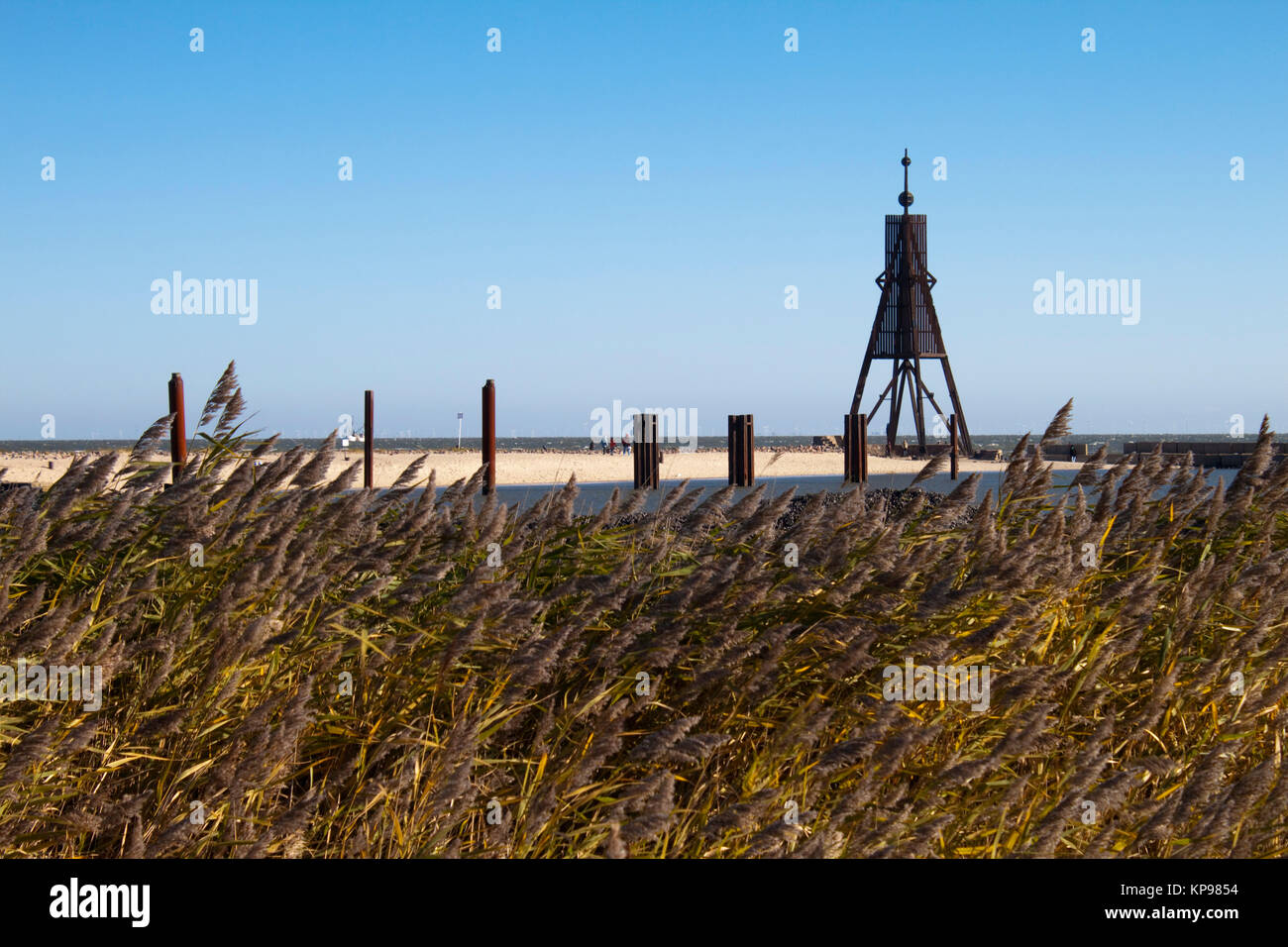 letztes Licht am Meer, warme Sonnenstrahlen und Wellen am Meer, Wattenmeer oder das Licht bei wenig Wasser Stock Photo