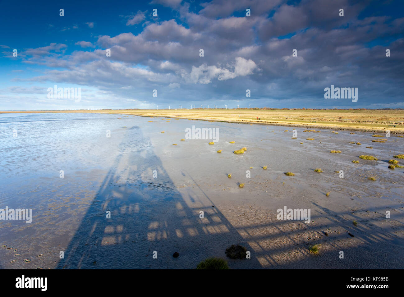 letztes Licht am Meer, warme Sonnenstrahlen und Wellen am Meer, Wattenmeer oder das Licht bei wenig Wasser Stock Photo