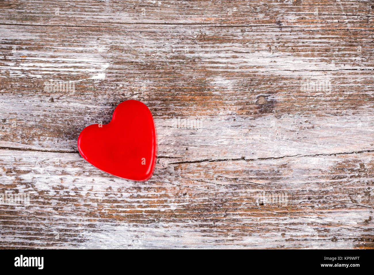 Red heart on grunge wood background Stock Photo - Alamy