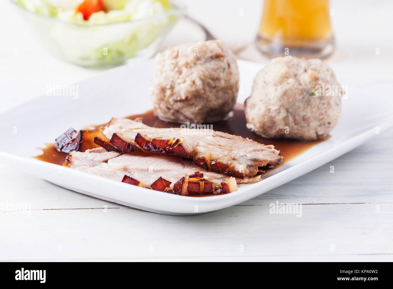 bayrischer Schweinebraten auf einem Teller Stock Photo - Alamy