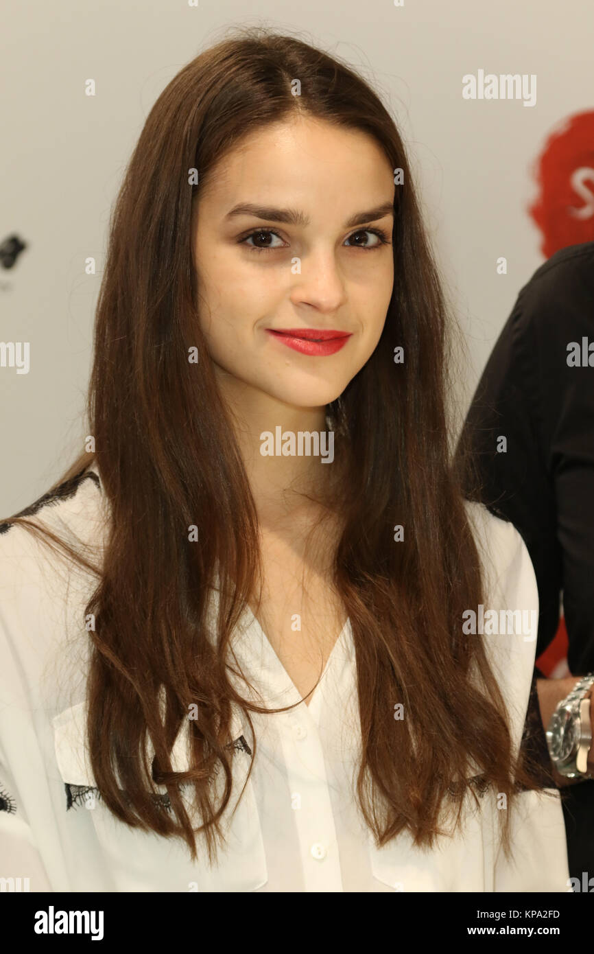 Hamburg, Germany, 08th DEC, 2017. Luise Befort attending the "Schenken