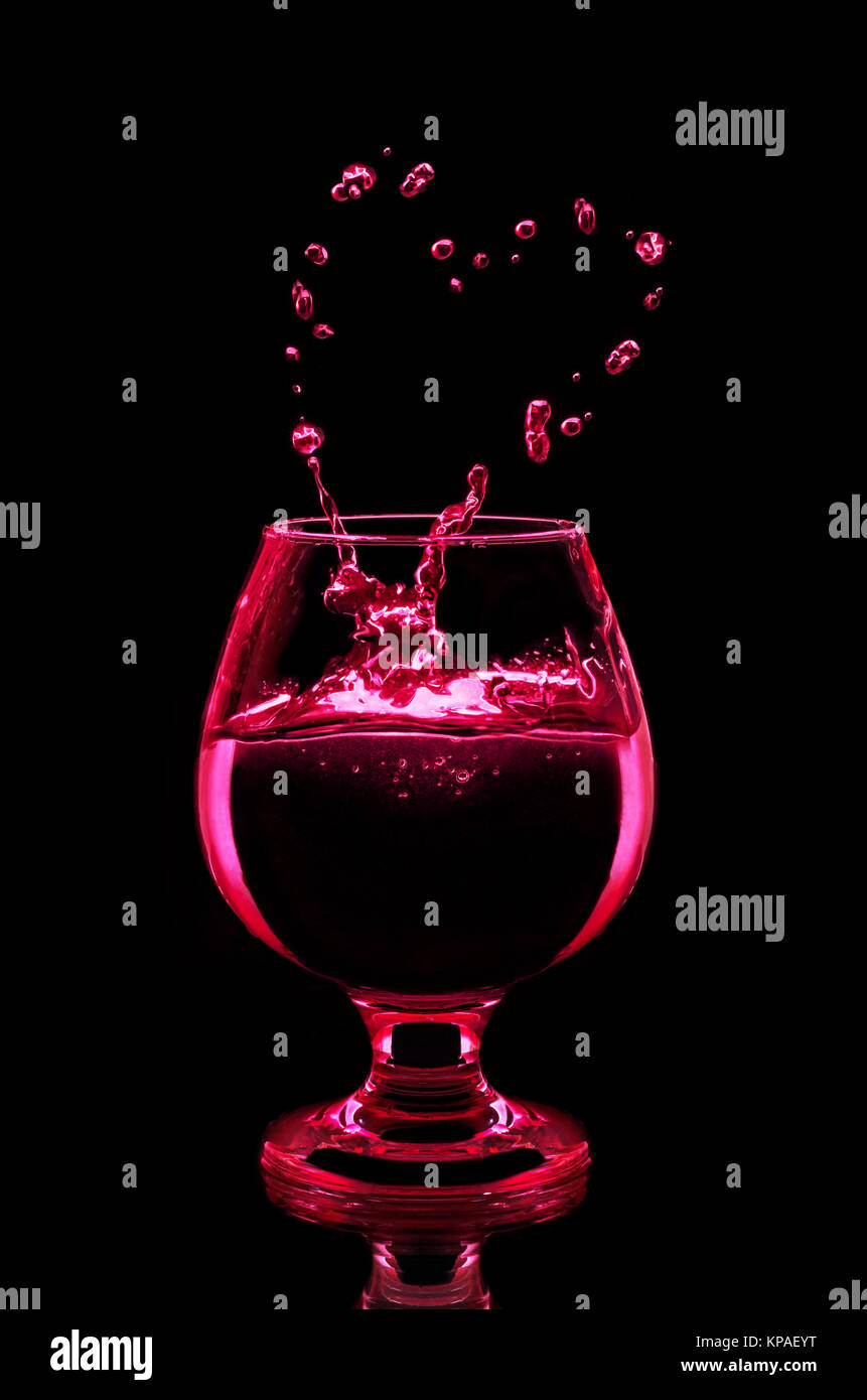 Cocktail im Glas auf schwarzem hintergrund Stock Photo