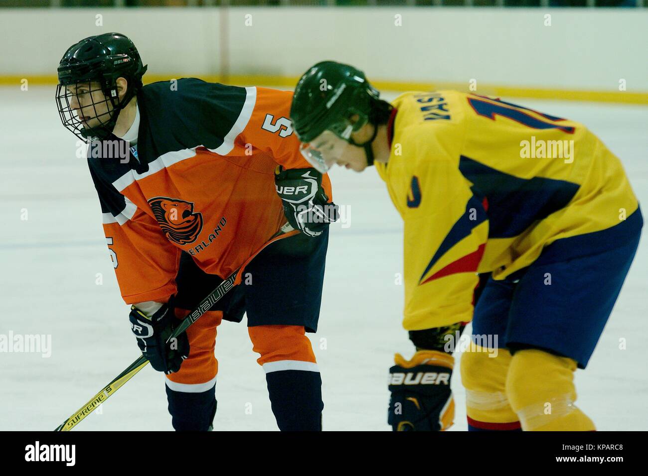 Dumfries, Scotland, 14 December 2017. Jorn van Soest, left, of Netherlands and Andrei Vasile of Romania ready for a face off during their match in the 2018 IIHF Ice Hockey U20 World Championship Division II, Group A in Dumfries. Credit: Colin Edwards/Alamy Live News. Stock Photo