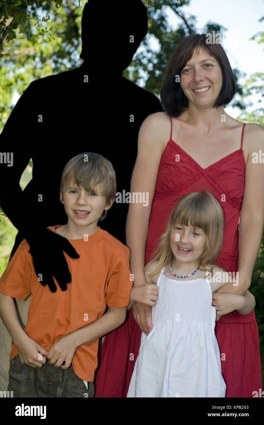 Model release, Symbolbild Vater verlaesst Familie - symbolic for father deserts family Stock Photo