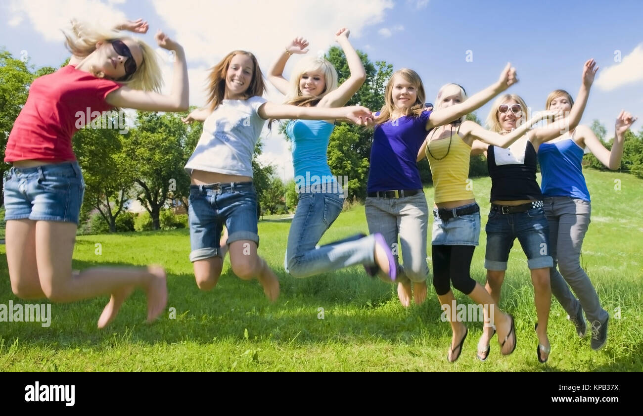 Model release, Jugendliche Maedchen springen in der Wiese - teenage girls jumping in meadow Stock Photo