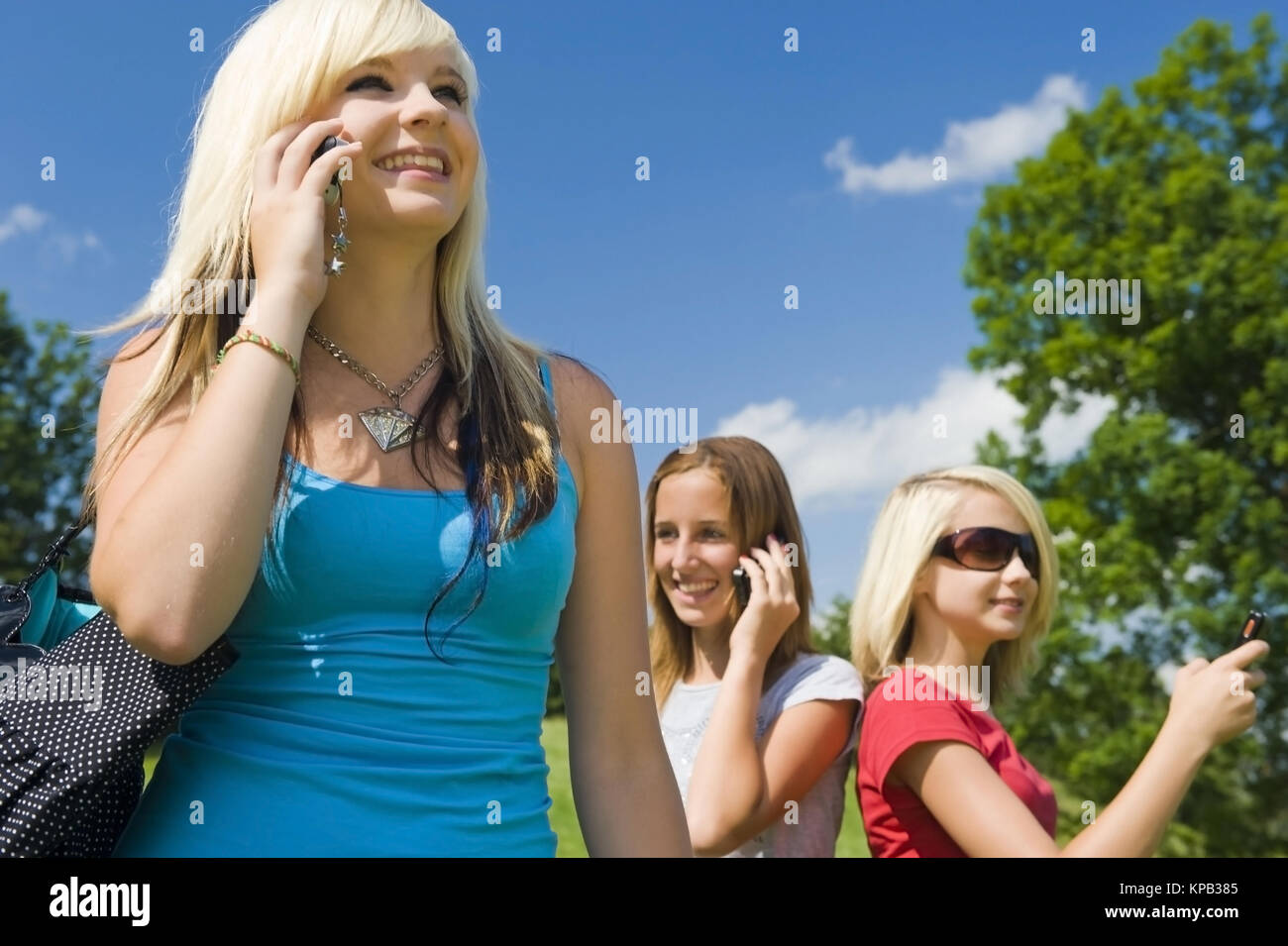 Model release, Jugendliche Maedchen telefonieren mit Handies - teenage girls using mobile phones Stock Photo