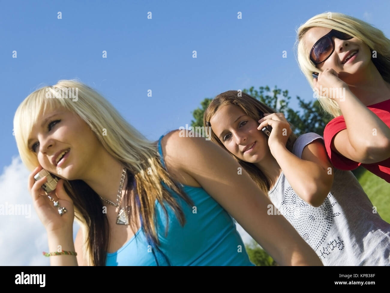 Model release, Jugendliche Maedchen telefonieren mit Handies - teenage girls using mobile phones Stock Photo