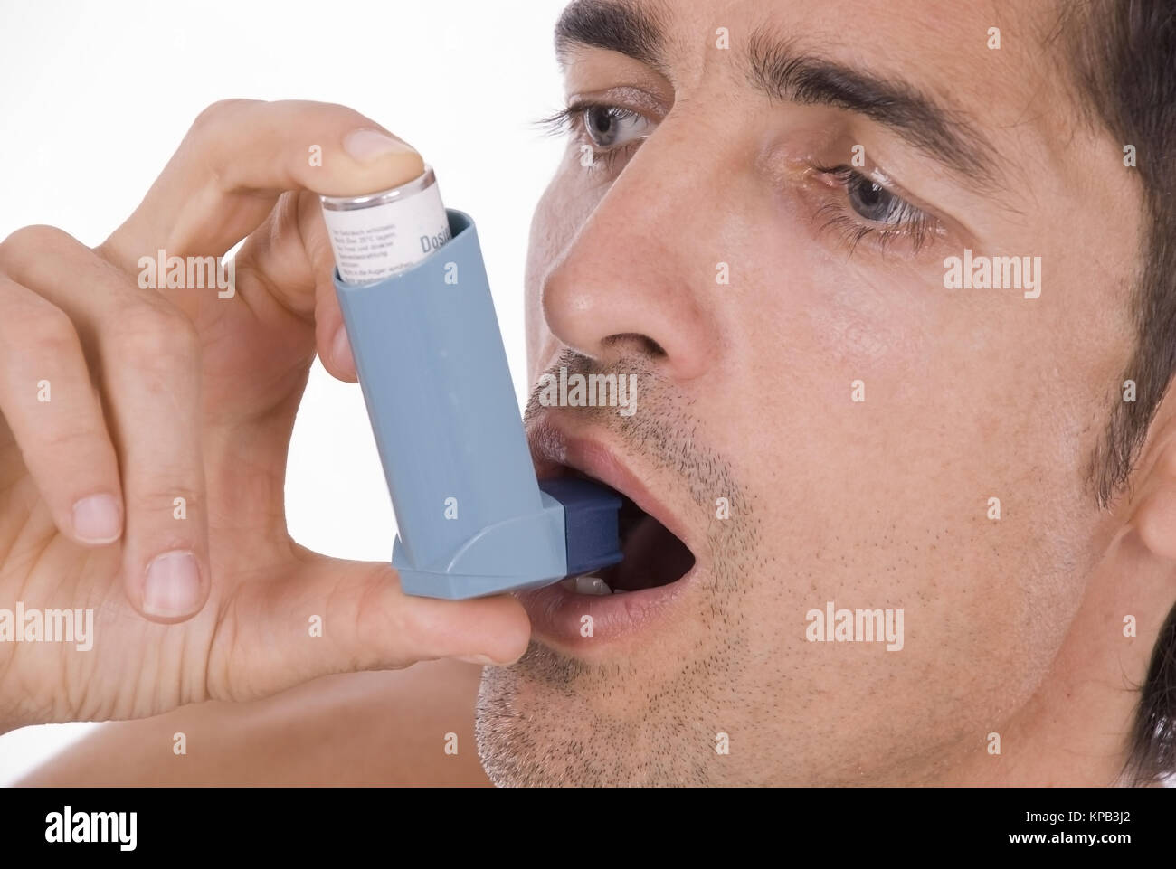Model release, Mann verwendet Asthmaspray - man using asthma spray Stock Photo