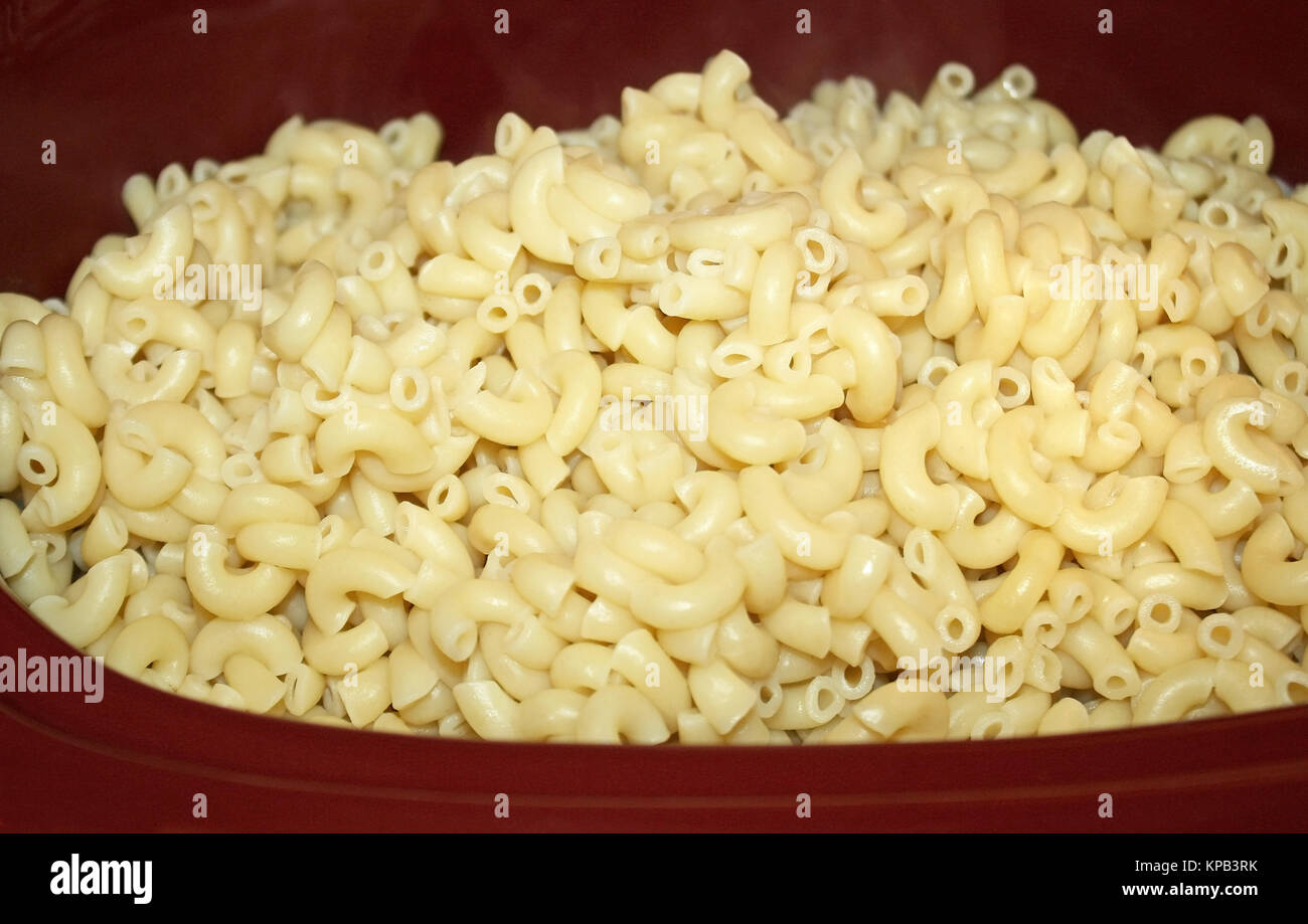 Casserole dish filled with COOKED elbow macaroni noodles Stock Photo