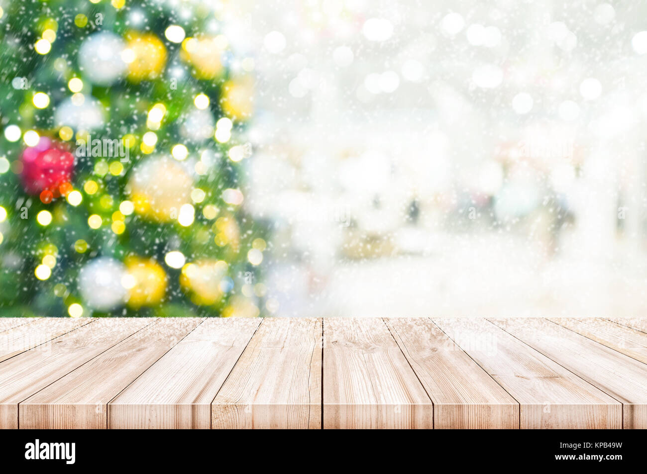 Christmas decoration: Mùa lễ hội đang đến gần, hãy xem bức ảnh này để ngắm nhìn những trang trí Giáng Sinh lung linh, màu sắc tươi vui và hương thơm đầy cảm hứng, chắc chắn sẽ mang lại cho bạn nhiều cảm xúc tuyệt vời.