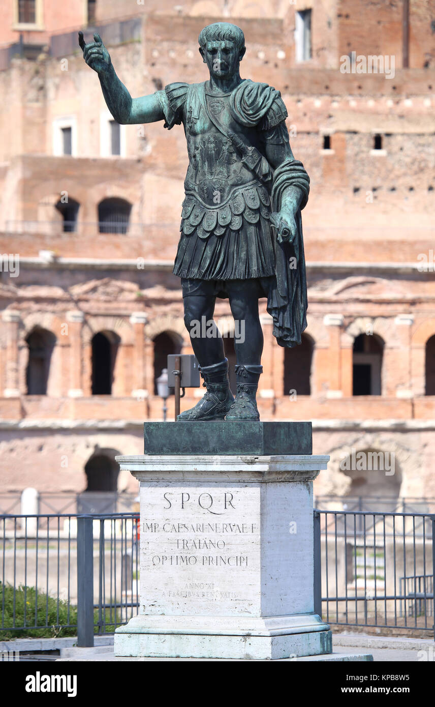 Statue S.P.Q.R. IMP.CAESARI.NERVAE.F.TRAIANO OPTIMO