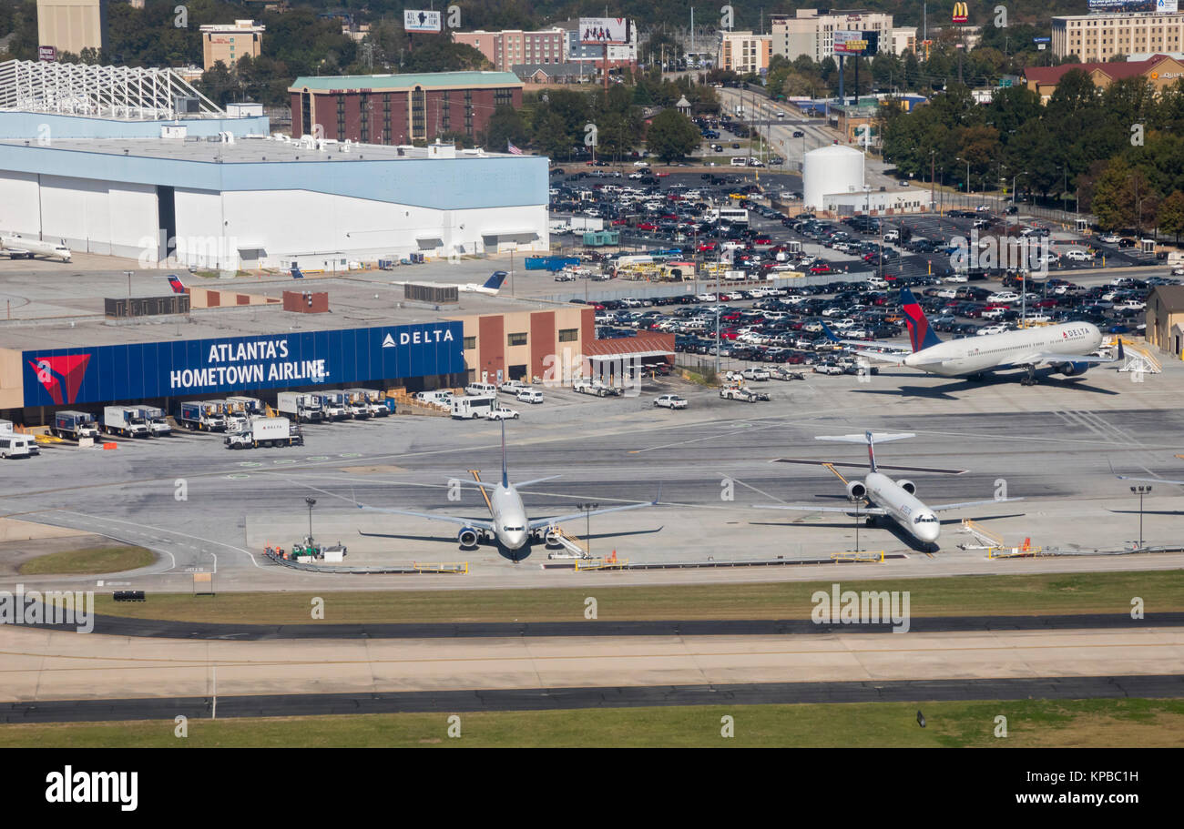 Atlanta, Georgia - A Delta Air Lines facility and jets at Hartsfield–Jackson Atlanta International Airport. Stock Photo