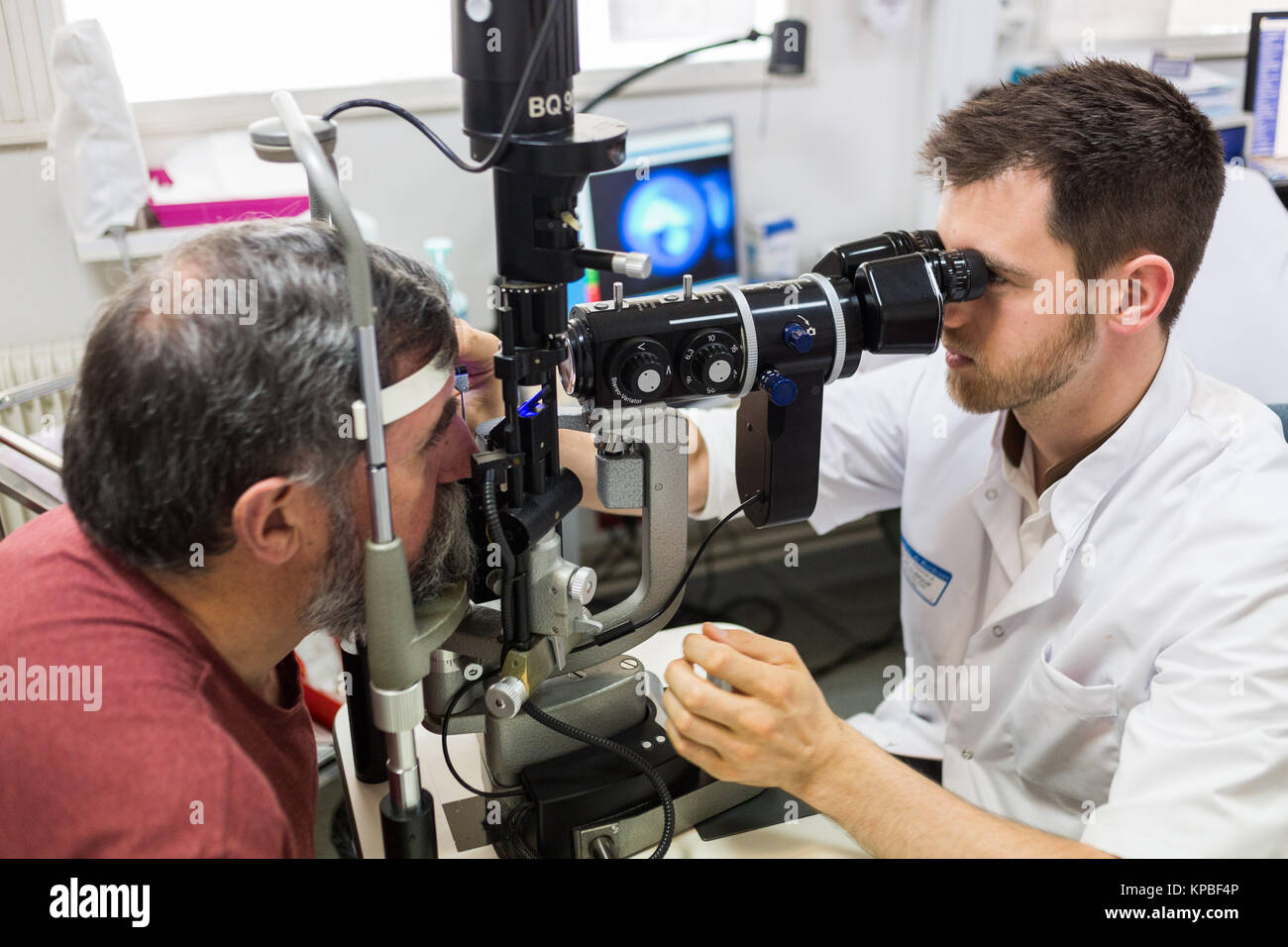 Consultation specialized in corneal pathology, Measurement of the intraocular pressure of a patient's eye using a tonometer, Screening for glaucoma, B Stock Photo