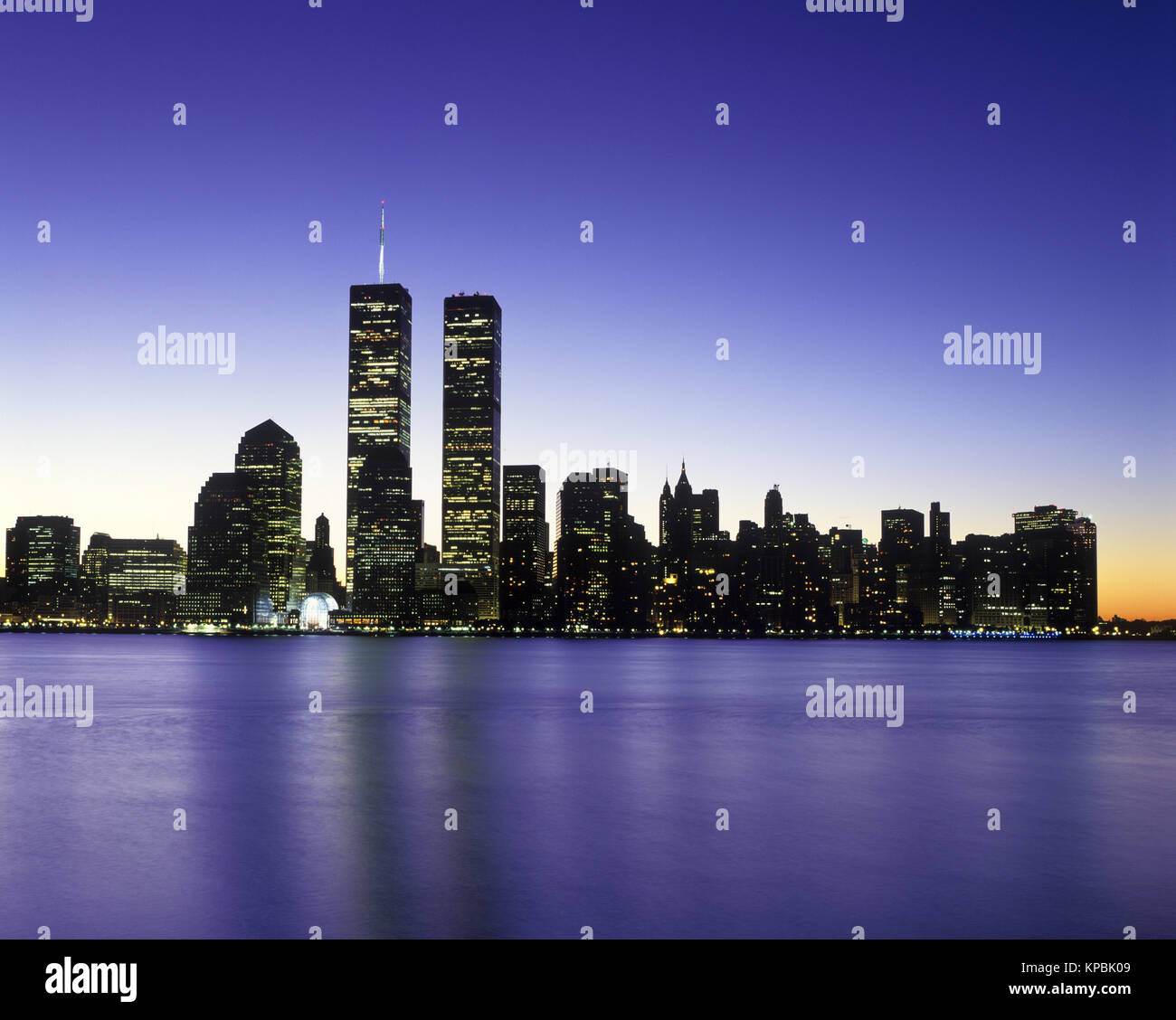 1995 HISTORICAL TWIN TOWERS (©MINORU YAMASAKI 1973) DOWNTOWN SKYLINE HUDSON  RIVER MANHATTAN NEW YORK CITY USA Stock Photo - Alamy