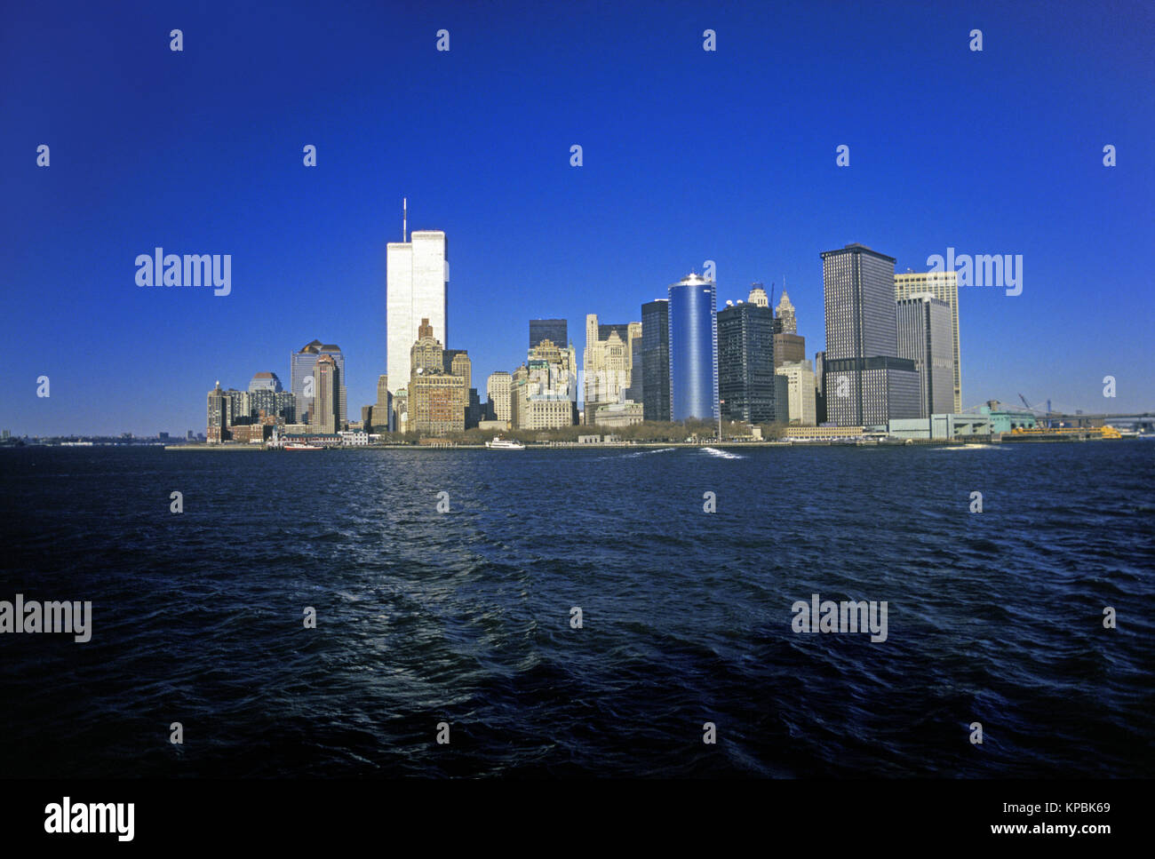 1987 HISTORICAL TWIN TOWERS (©MINORU YAMASAKI 1973) DOWNTOWN SKYLINE NEW YORK CITY USA Stock Photo