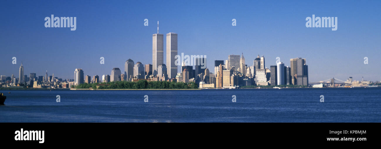 1989 HISTORICAL TWIN TOWERS (©MINORU YAMASAKI 1973) DOWNTOWN SKYLINE HUDSON RIVER MANHATTAN NEW YORK CITY USA Stock Photo
