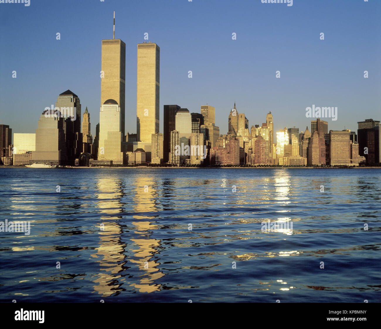 1989 HISTORICAL TWIN TOWERS (©MINORU YAMASAKI 1973) DOWNTOWN SKYLINE HUDSON RIVER MANHATTAN NEW YORK CITY USA Stock Photo