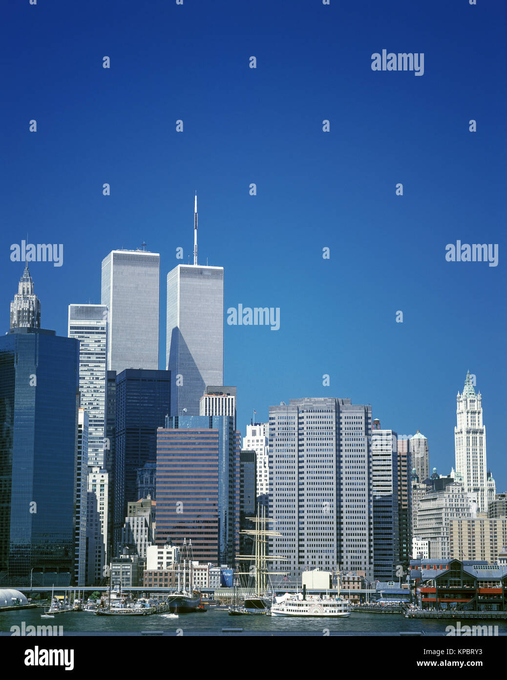 1991 HISTORICAL TWIN TOWERS (©MINORU YAMASAKI 1973) DOWNTOWN