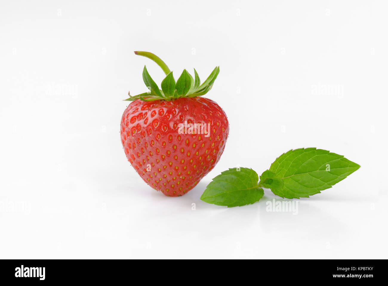 one fresh strawberry Stock Photo - Alamy