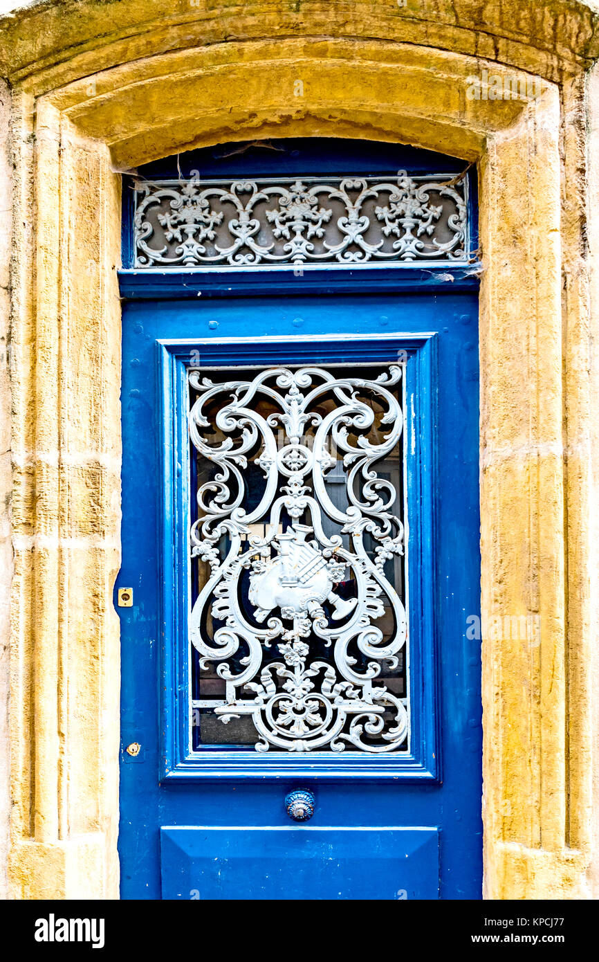 Metz (France): Blue frontdoor, blaue Eingangstür Stock Photo