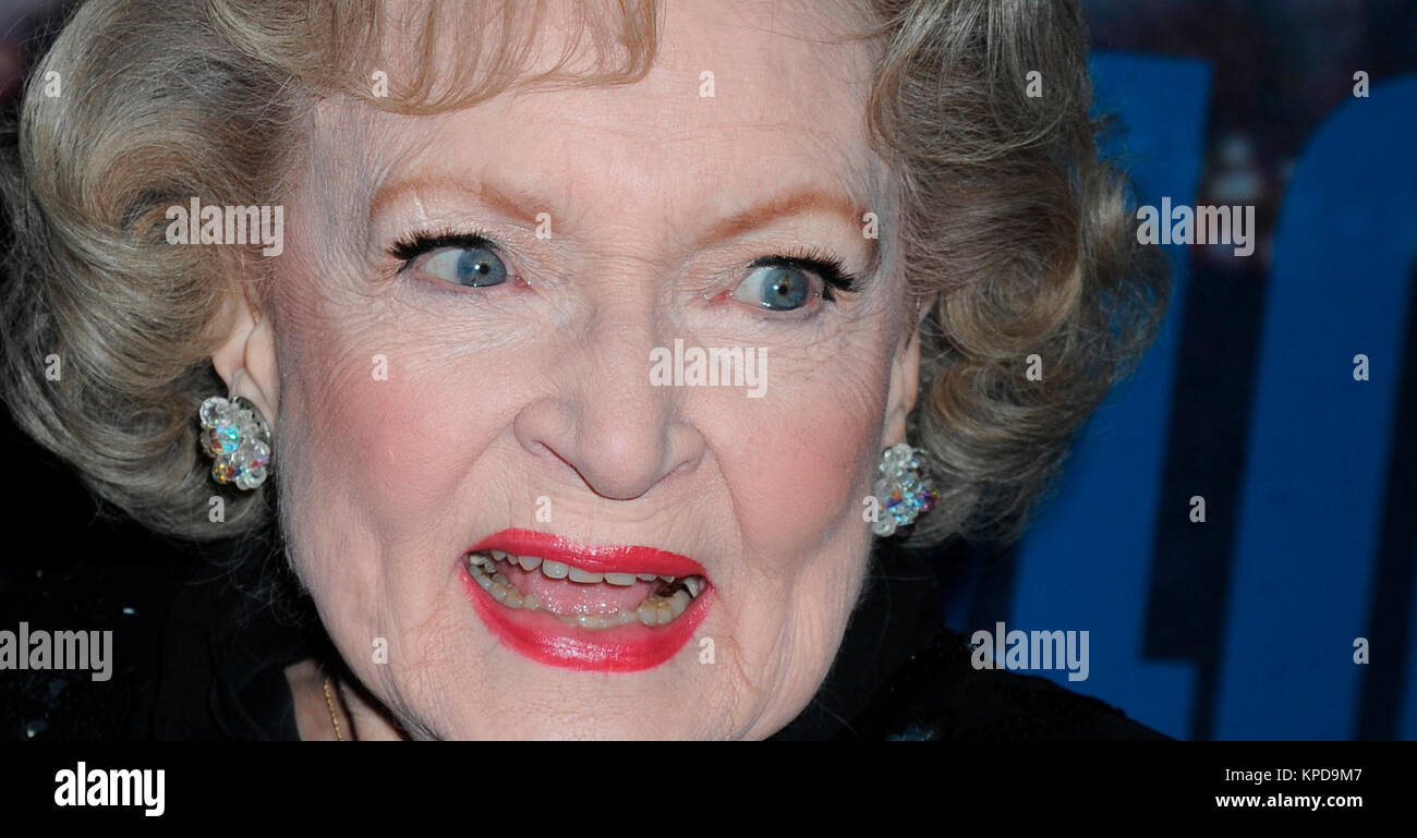 NEW YORK, NY FEBRUARY 15 Betty White attends the SNL 40th