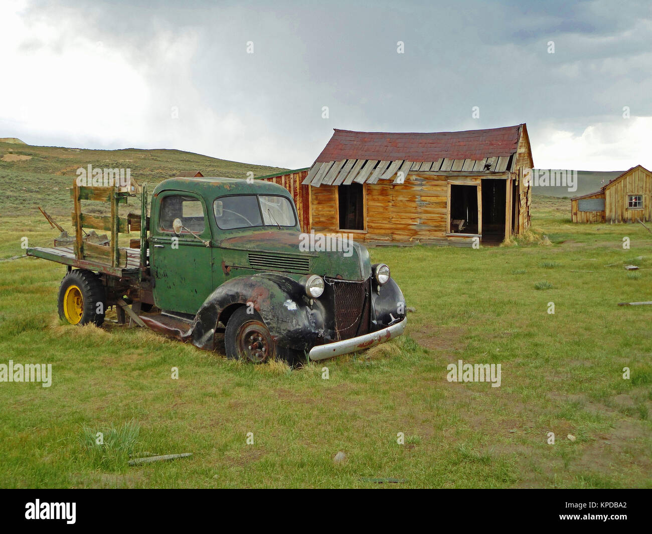 old car pick-up in front of log cabin Stock Photo - Alamy