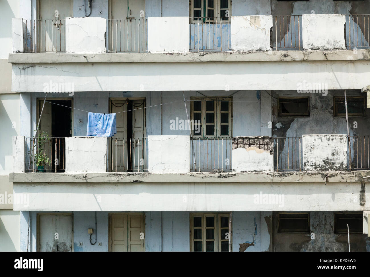 Squalid housing in Calcutta (Kolkata) in India.  The derelict appartment blocks are still home to families. Stock Photo