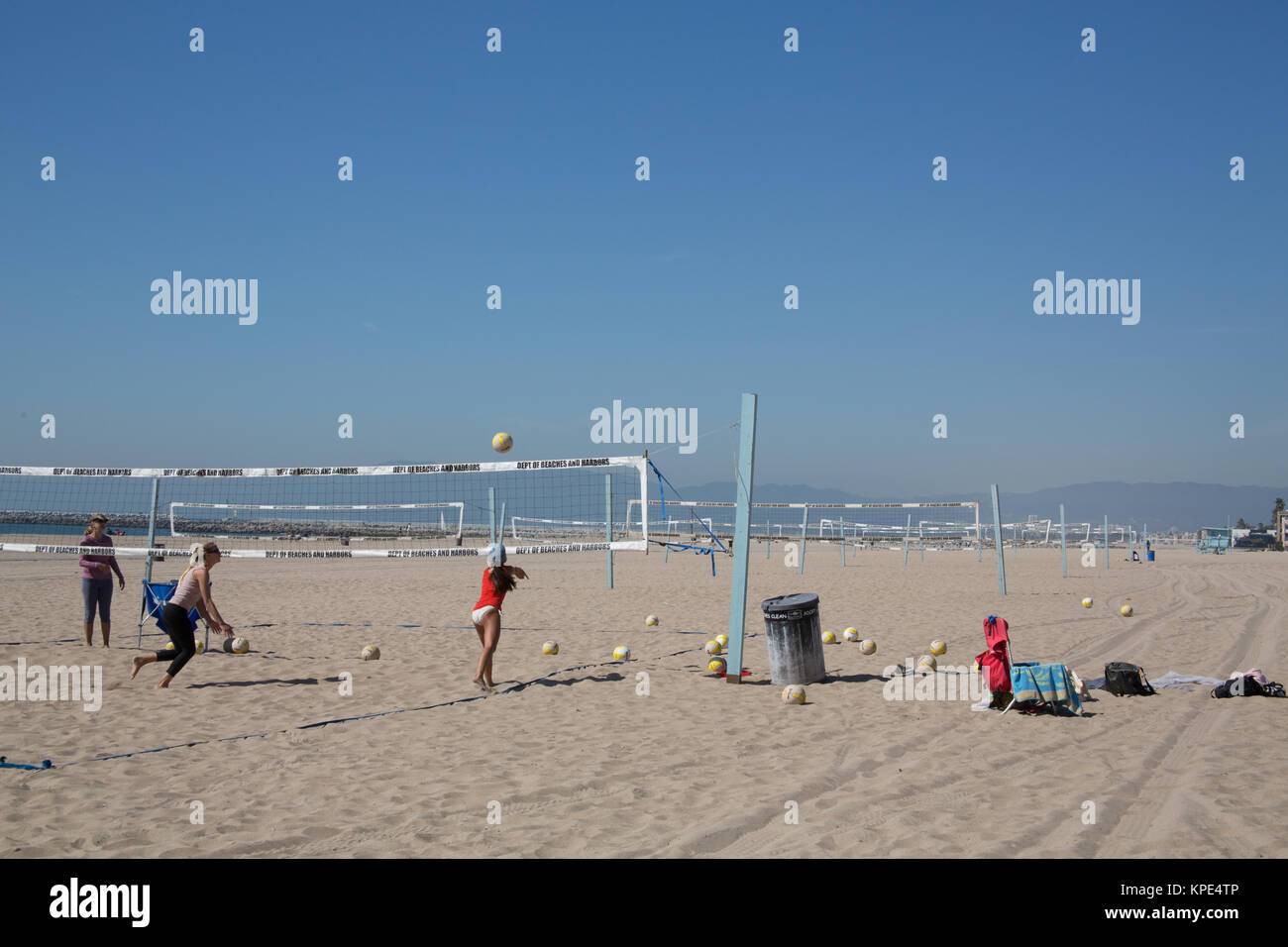 Santa Monica Beach Volleyball Yoga Athletes! Beautiful Gol…