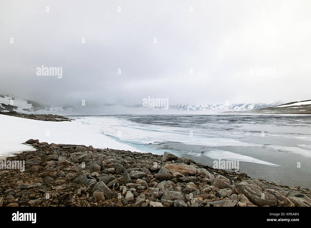 Eissee im Sommer in den Bergen, Vermevatnet, Norwegen Stock Photo