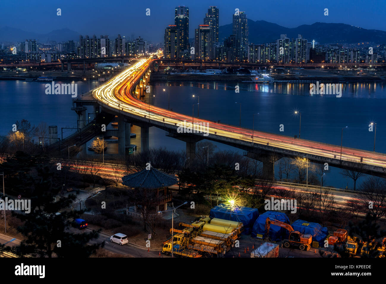 Rush hour traffic over Cheongdam bridge Stock Photo