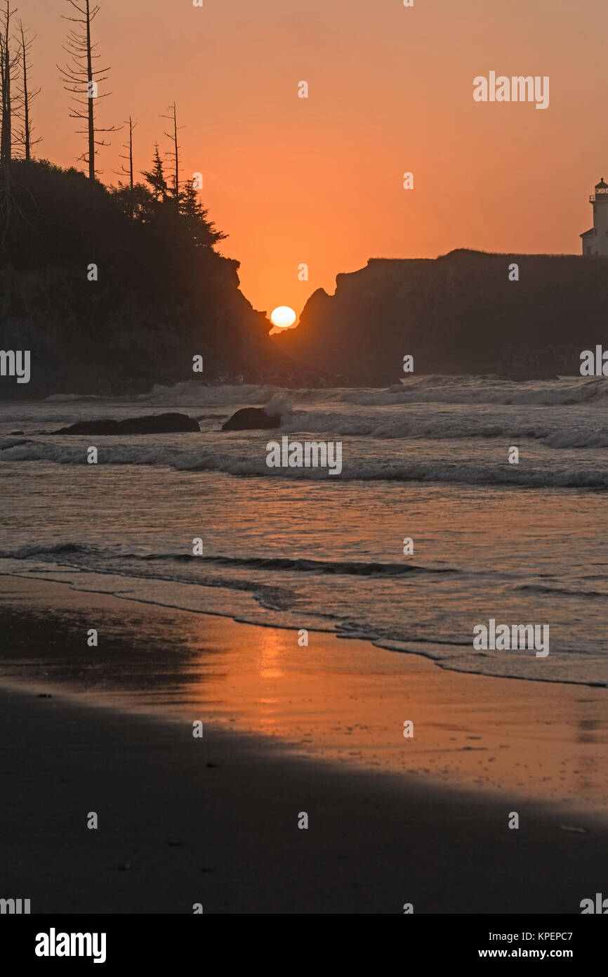 Sunset Between 2 Rocks Sunset between the rocks on an ocean coast Stock Photo - Alamy