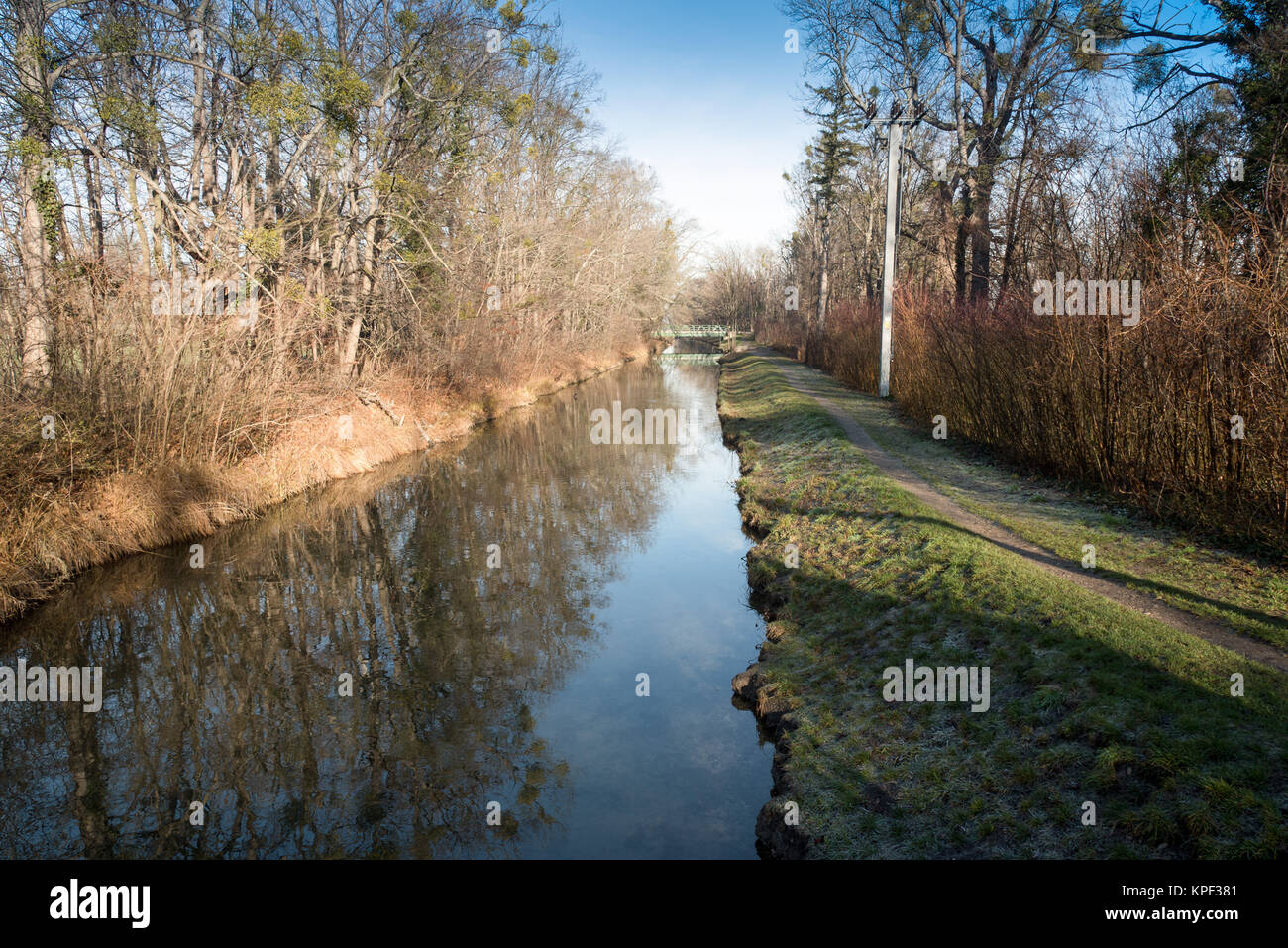 Canal scenery hi-res stock photography and images - Alamy