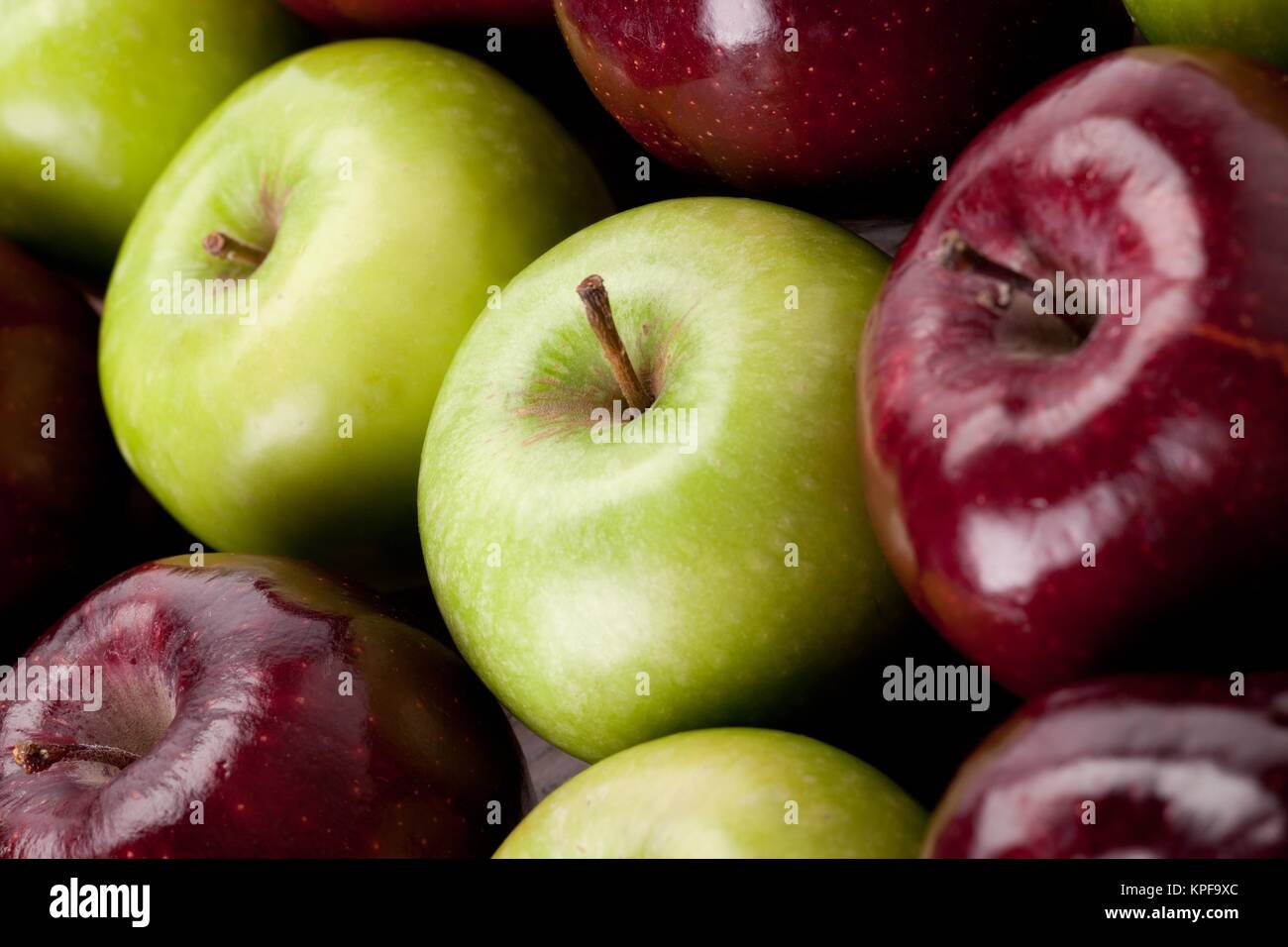granny smith and red delicious apples Stock Photo Alamy