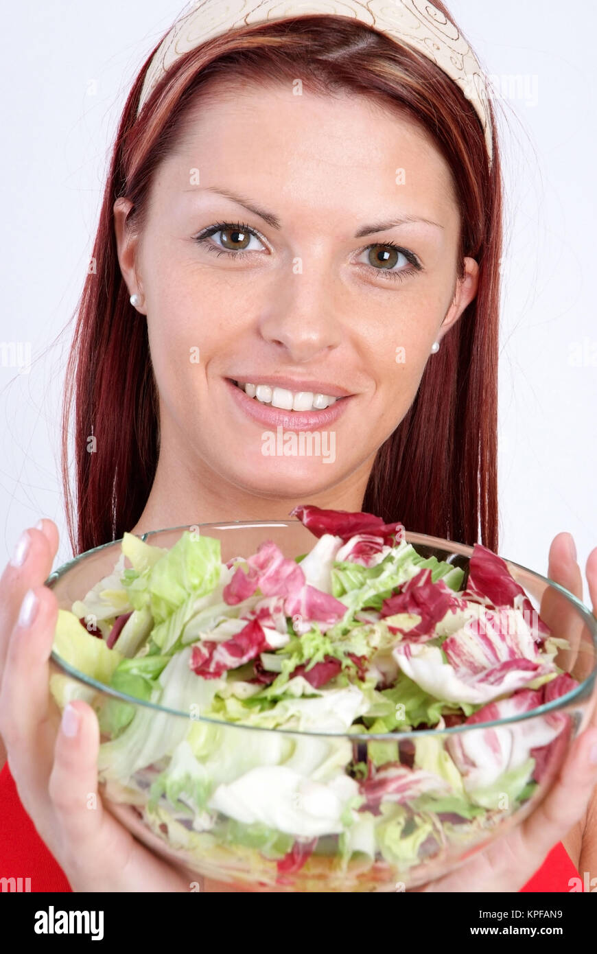 Junge Frau mit einer Schuessel Blattsalat - woman with salad Stock ...