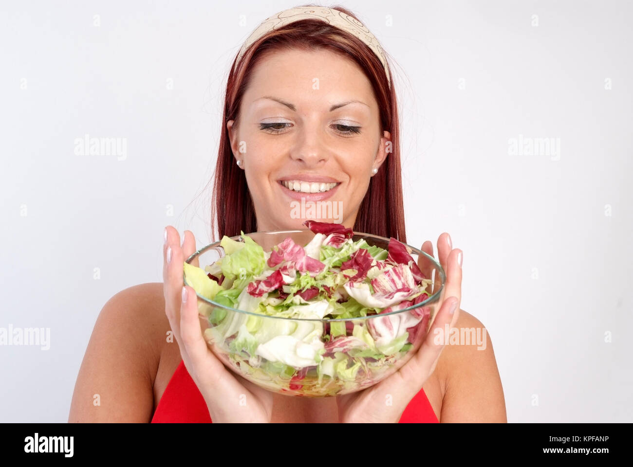Junge Frau mit einer Schuessel Blattsalat - woman with salad Stock ...