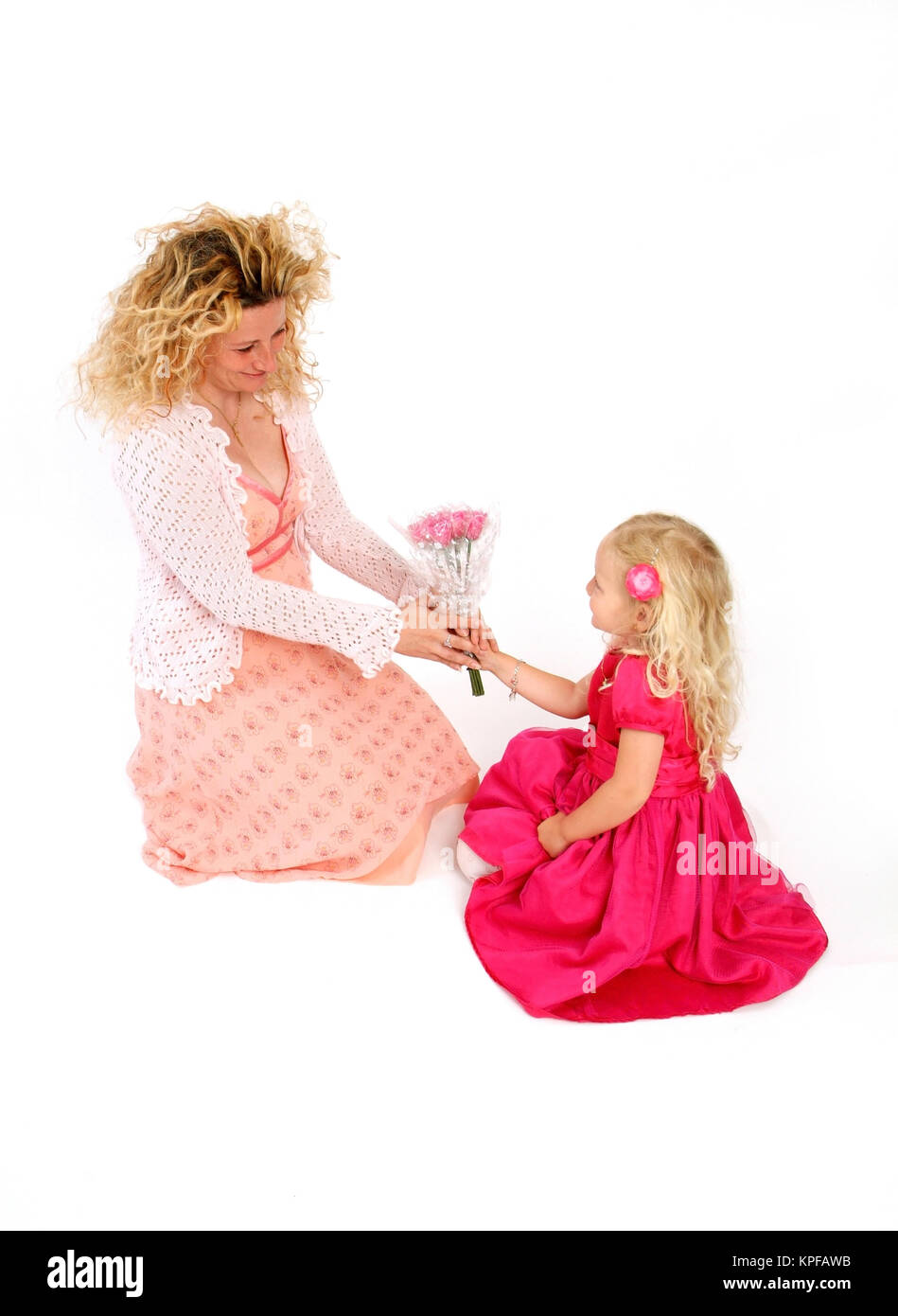 Tochter schenkt Mutter Blumentsrauss zum Muttertag - Mothers Day Stock Photo