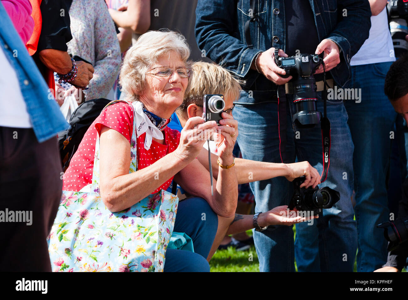 London, UK. An older woman uses a compact camera to take a photograph of a memorial to commemorate the 20th anniversary of the death of Diana Princess Stock Photo