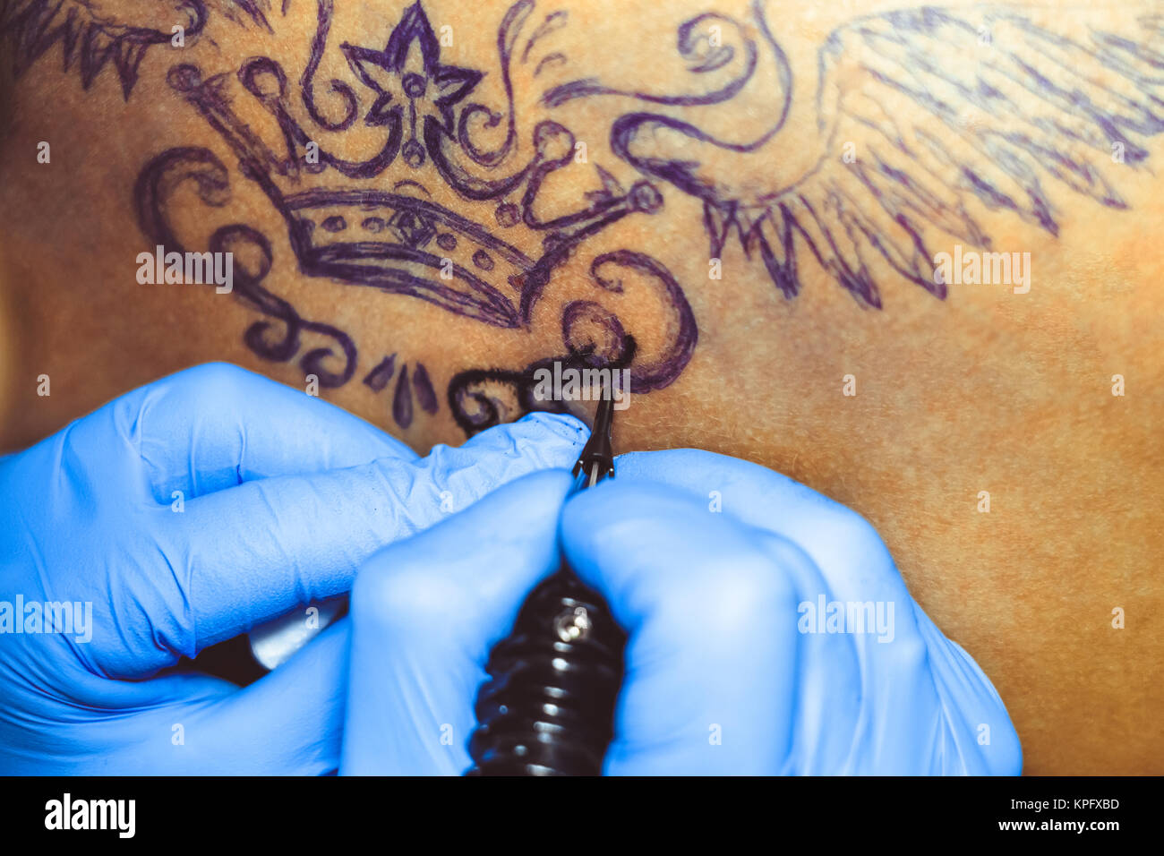 tattooer showing process of making a tattoo hands holding a tatoo machine  Stock Photo - Alamy