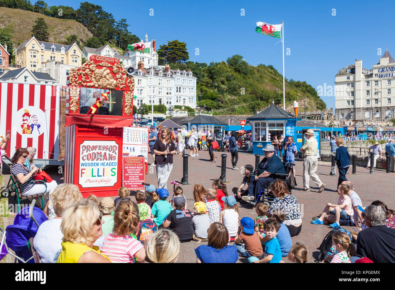punch and judy llandudno north wales kids watching a traditional punch and judy show with puppets on the promenade llandudno gwynedd north wales Stock Photo