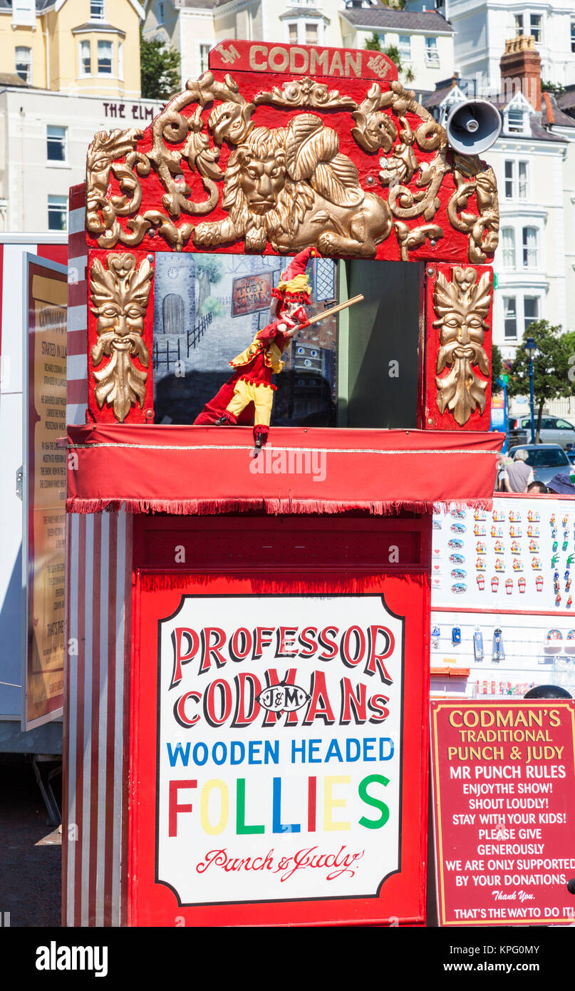 Punch And Judy Llandudno North Wales Kids Watching A Traditional Punch And Judy Show With Puppets On The Promenade Llandudno Gwynedd North Wales Stock Photo Alamy