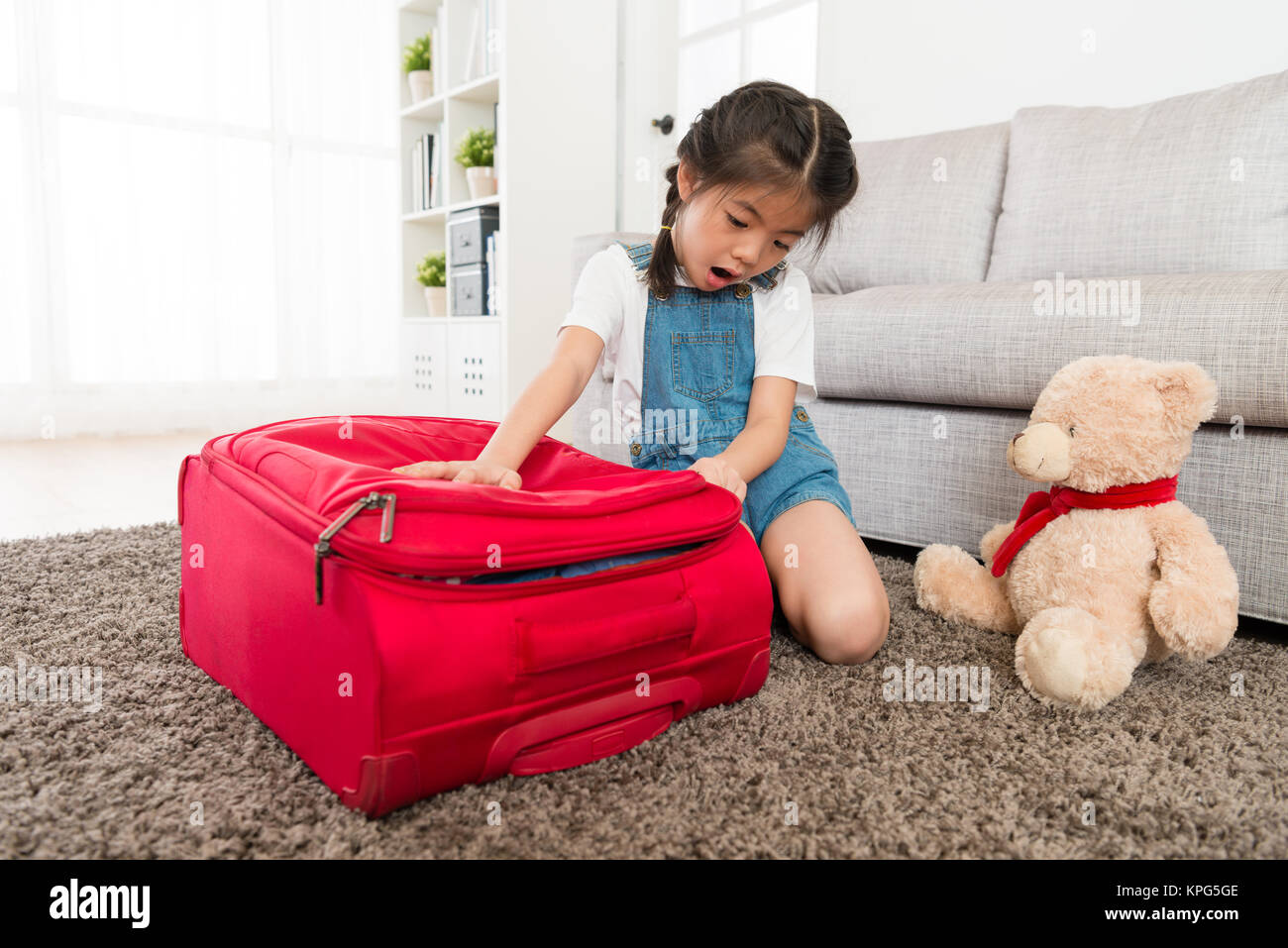 Pushing luggage baggage hires stock photography and images Alamy