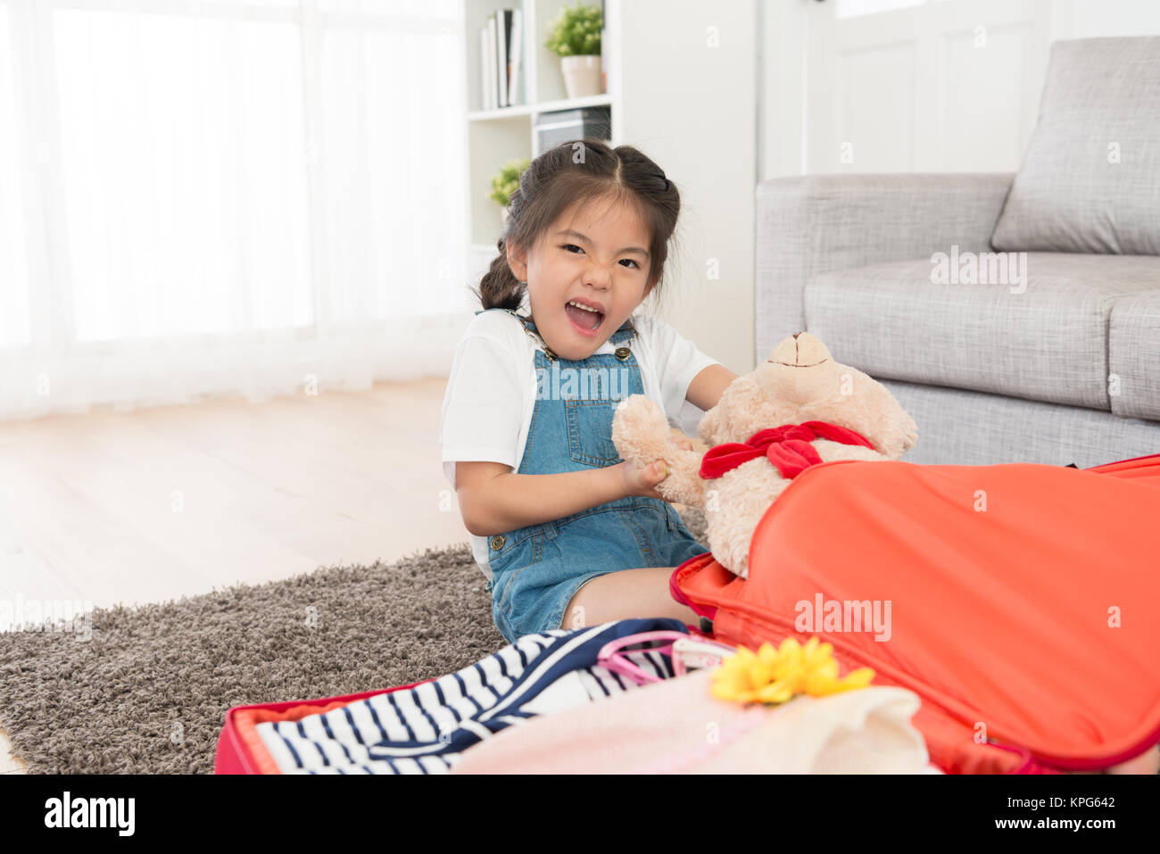 Pull suitcase child hires stock photography and images Alamy