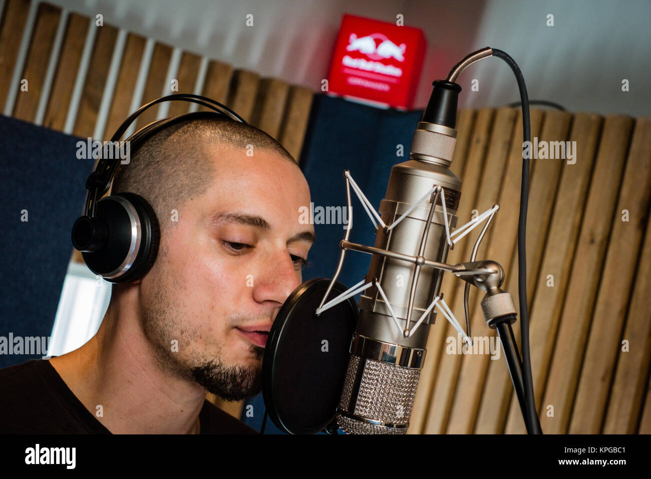 at retfærdiggøre skrivning hule The Syrian-American rapper, poet and peace acticist Omar Offend pictured  during a studio session at Red Bull Studios in Copenhagen. Denmark, 27/08  2013 Stock Photo - Alamy