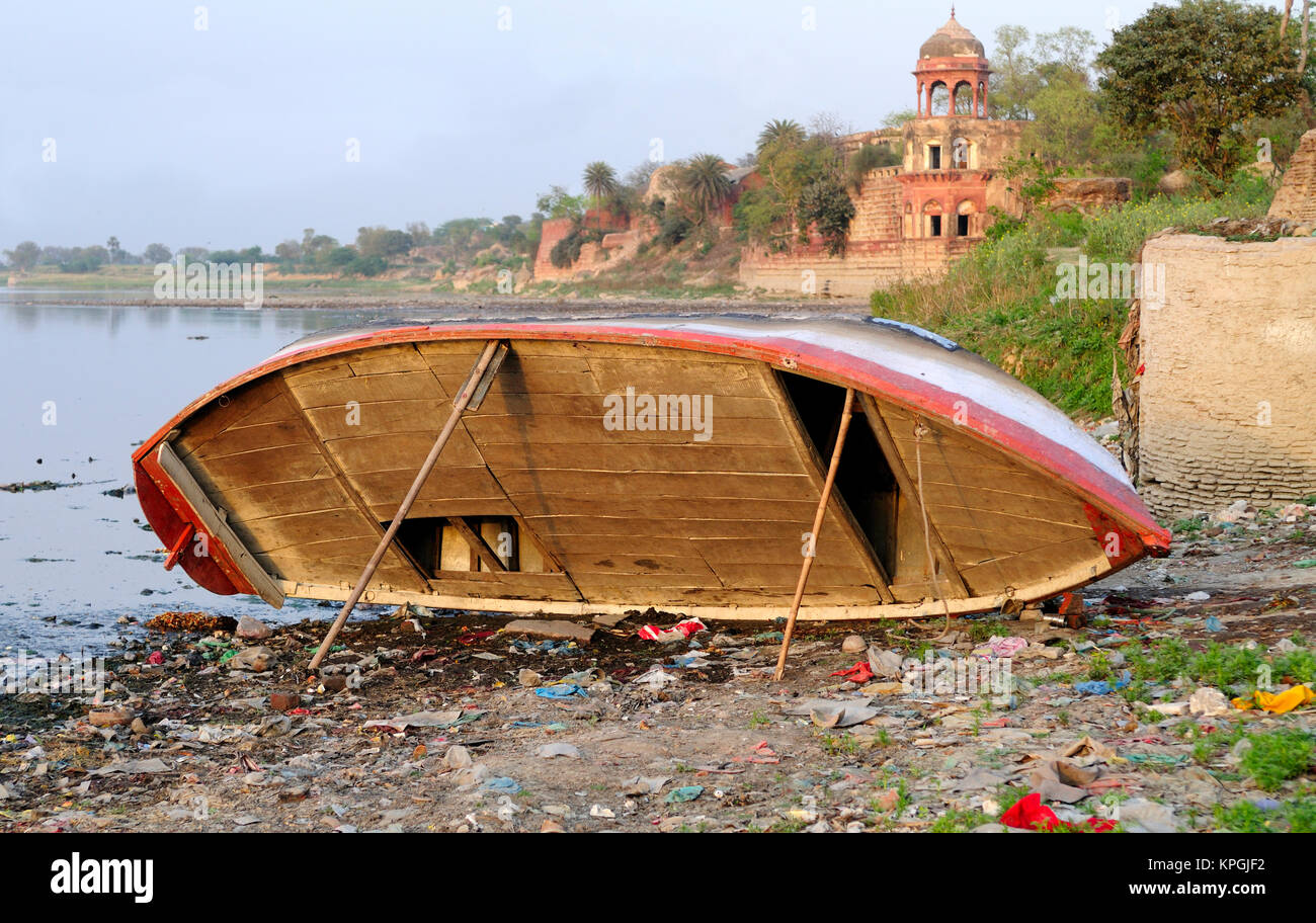 Asia, India, Uttar Pradesh, Agra. A boat alongside the Yamuna River behind the Taj Mahal. Stock Photo