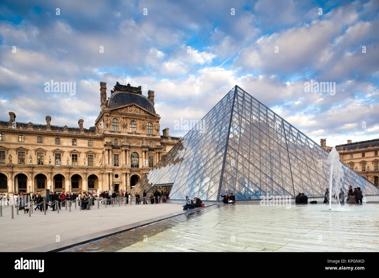 France, Paris, Musee du Louvre museum and the Louvre Pyramid, exterior Stock Photo