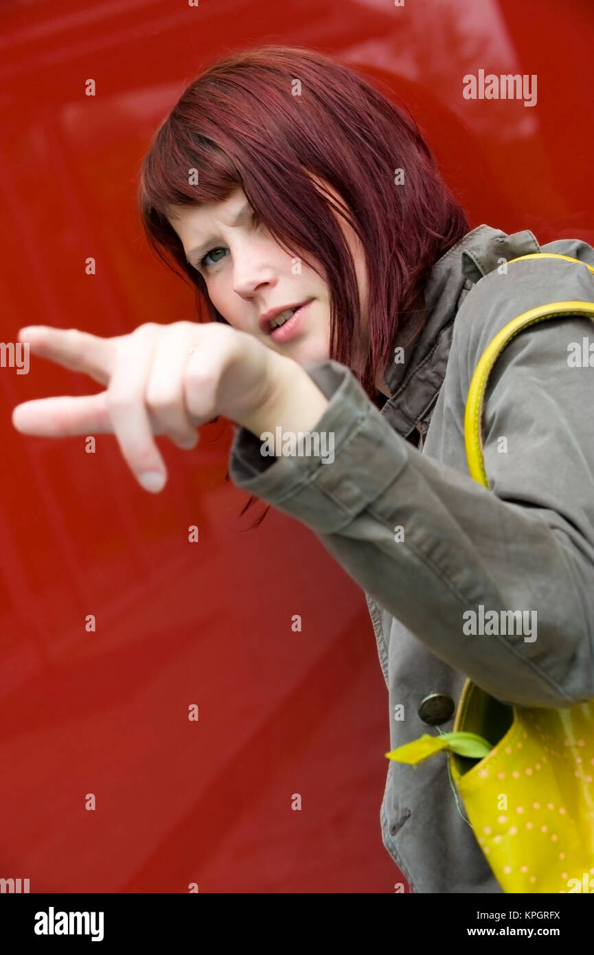 Model released , Rothaarige Frau, 25+, zeigt mit Finger - woman points at something Stock Photo