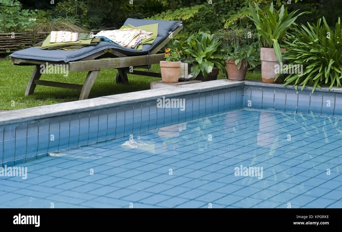 Swimmingpool im Garten - swimming pool in garden Stock Photo