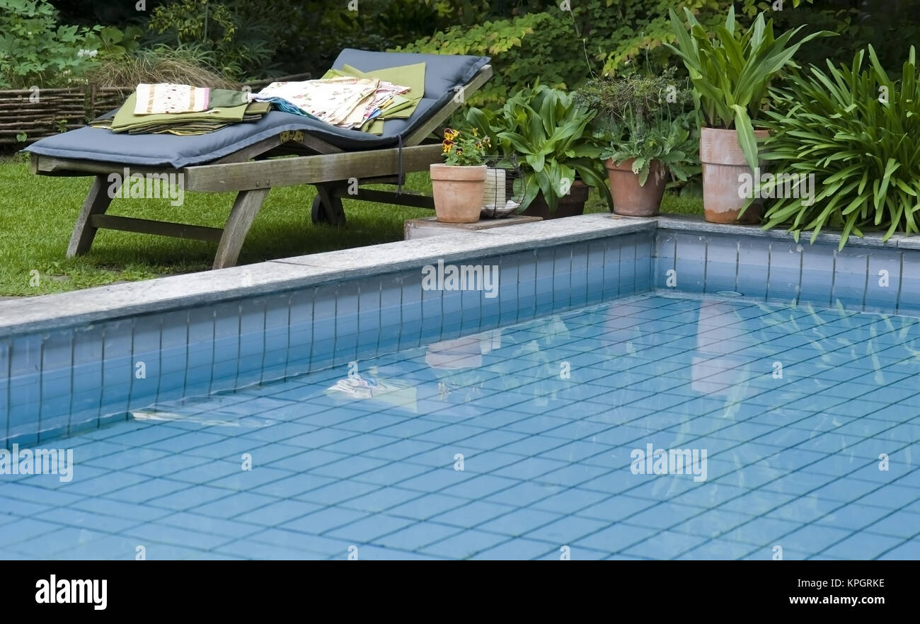 Swimmingpool im Garten swimming pool in garden Stock Photo Alamy